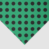 Zwarte polka-stippen op vers groen tissuepapier (Detail)