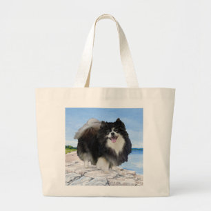 Zwarte Pomeranian aan de kust Grote Tote Bag