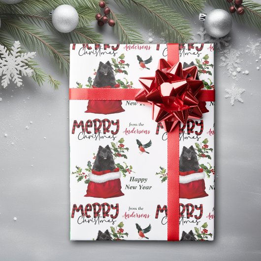 Zwarte pommeraanse hond in kerstcadeautas cadeaupapier