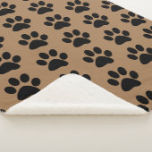 zwarte pootafdrukken op bruin sherpa deken (3/4)