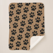 zwarte pootafdrukken op bruin sherpa deken (Voorkant)