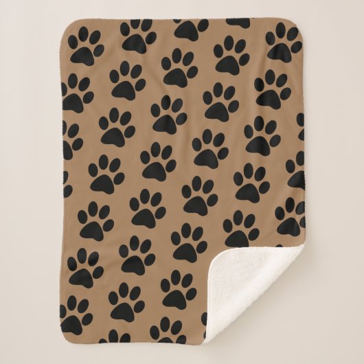 zwarte pootafdrukken op bruin sherpa deken (Voorkant)