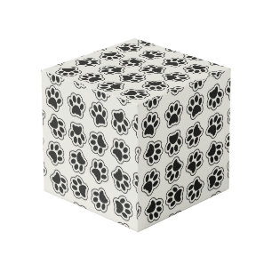 Zwarte poten, hondenpoten, kattenpoten, omtrek kubus