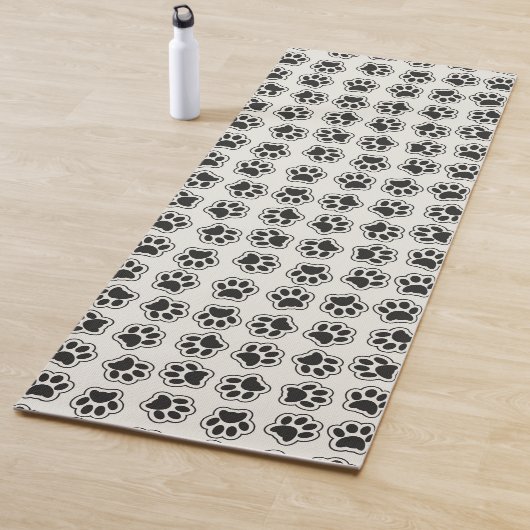 Zwarte poten, hondenpoten, kattenpoten, omtrek yogamat (In situ)