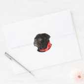Zwarte pug met rode boog ronde sticker (Envelop)