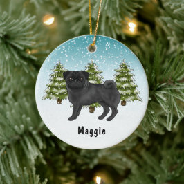 Zwarte Pug Schattige Cartoonhond Besneeuwd Winterb Keramisch Ornament