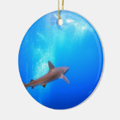 Zwarte-punthirnhaai zwemt onderwater keramisch ornament (Links)