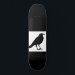 Zwarte Raven Black Skateboard<br><div class="desc">Een gekleurd gotisch zwart,  gegrepen op het zwarte skateboard.</div>
