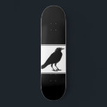 Zwarte Raven Black Skateboard<br><div class="desc">Een gekleurd gotisch zwart,  gegrepen op het zwarte skateboard.</div>