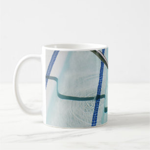 Zwarte riem op blauw zwembad koffiemok
