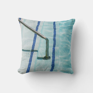 Zwarte riem op blauw zwembad kussen