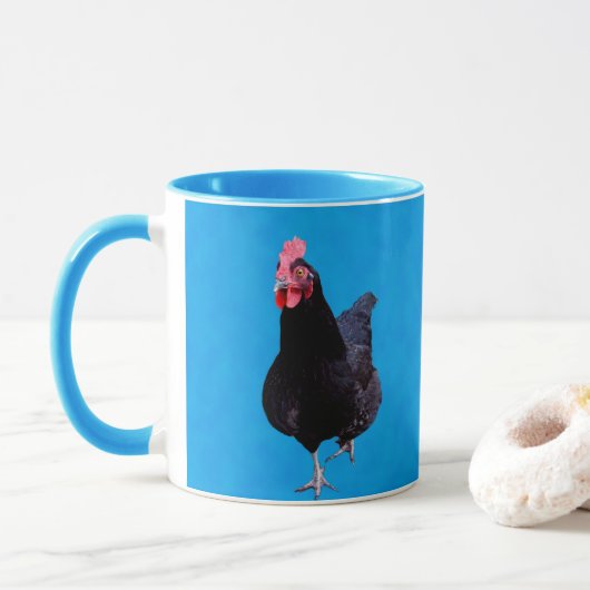 Zwarte Rooster op blauwe achtergrond, Mok (Met donut)