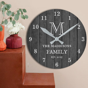 Zwarte Rustieke Houten Boerderij Familie Monogram Ronde Klok