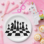 Zwarte schaakstukken op een schaakbord papieren bordje (Feest)