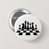 Zwarte schaakstukken op een schaakbord ronde button 5,7 cm (Voorkant /achterkant)