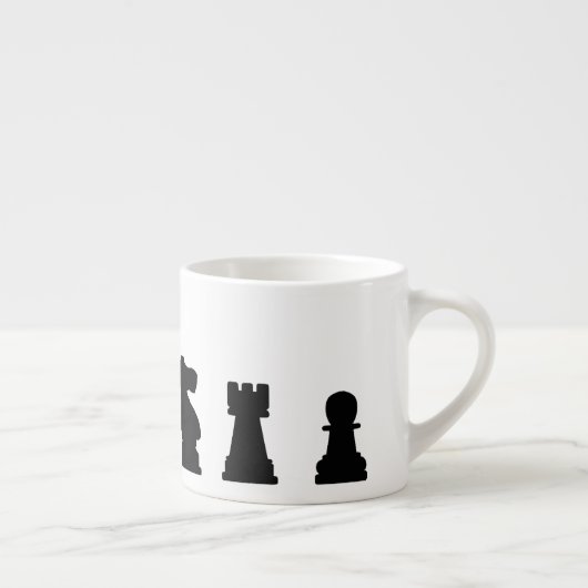 Zwarte schaakstukken op wit espresso kop (Rechts)