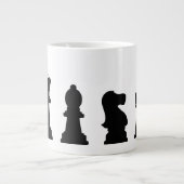 Zwarte schaakstukken op wit grote koffiekop (Voorkant)