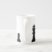 Zwarte schaakstukken op wit porselein kop (Achterkant)