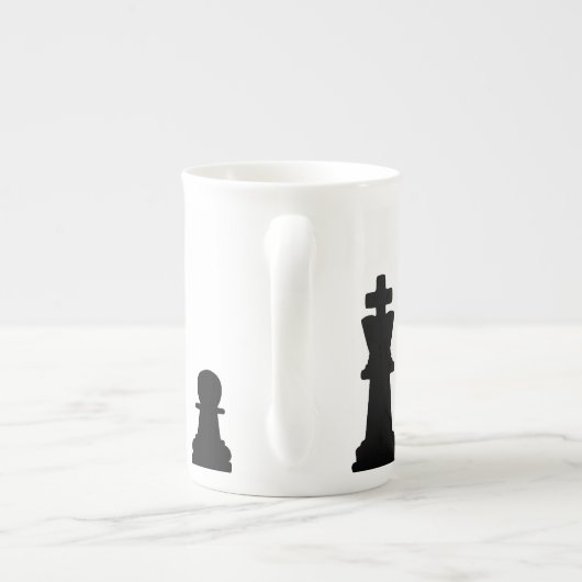 Zwarte schaakstukken op wit porselein kop (Achterkant)