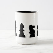Zwarte schaakstukken op wit tweekleurige koffiemok (Center)