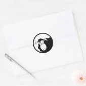 Zwarte schaap aan de binnenkant ronde sticker (Envelop)