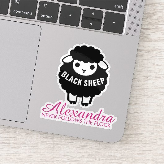 Zwarte Schaap Roze Volgt Nooit De Kudde Grappig Sticker (Detail)