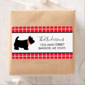 Zwarte Schotse Terriër Hond Rood Plaid Border Etiket (Insitu)