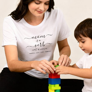 Zwarte Schrift Moeder is een Werkwoord Moeder Aand Tri-Blend Shirt