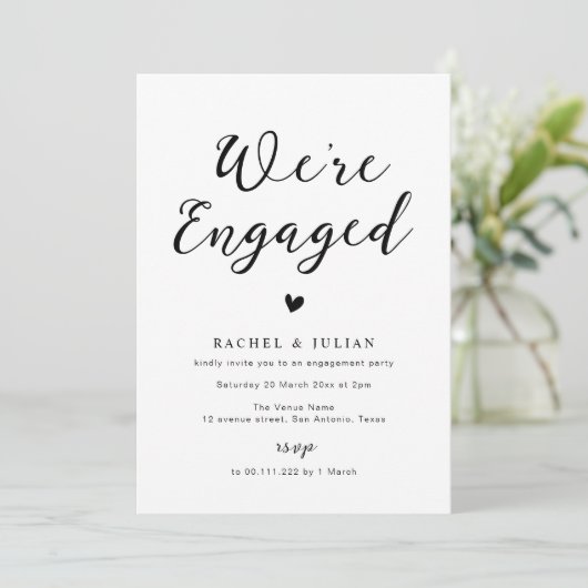 zwarte scriptbrief met verloving-uitnodiging kaart (Staand voorkant)