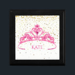 Zwarte Sieraden Roze Tiara Gouden Sterren Geperson Cadeaudoosje<br><div class="desc">Deze sieraden/trinket doos is afgebeeld in zwart hout met een witte en gouden sterren achtergrond en een grote roze tiara in het midden. Gepersonaliseerde voorbeeldnaam van "Kate" voor u om naar uw eigen keuze te veranderen. Bewaar je sieraden of souvenirs in deze doos. Perfect voor je prinses. Pas dit object...</div>