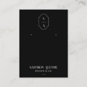 Zwarte sieradendisplay met minimale chic monogram visitekaartje (Voorkant)