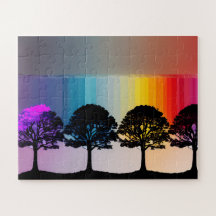 Zwarte silhouetbomen Paarse bladeren regenboog hek