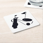 Zwarte silhouetten van golf items op wit kartonnen onderzetters (Schuin)