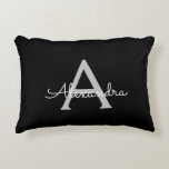 Zwarte Silver Modern Script Girly Monogram Naam Accent Kussen<br><div class="desc">Zwart en Zilver Script Monogram Naam en Initiaal Kussen. Het kussen maakt het perfecte lieve 16 jarige,  bruiloft,  vrijgezellenfeest,  baby shower of vrijgezellenfeest cadeau voor iemand die haar kamer versiert in roos goud.</div>