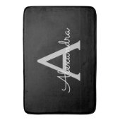 Zwarte Silver Modern Script Girly Monogram Naam Badmat (Voorkant Verticaal)