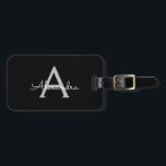 Zwarte Silver Modern Script Girly Monogram Naam Bagagelabel<br><div class="desc">Zwart en Zilver Monogram Voeg je eigen naam Script Bagagetas Label De tas label maakt de perfecte lieve 16 jarig,  bruiloft,  vrijgezellenfeest,  baby shower of vrijgezellenfeest cadeau voor iemand die haar kamer in stijl versieren.</div>