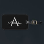 Zwarte Silver Modern Script Girly Monogram Naam Bagagelabel<br><div class="desc">Zwart en Zilver Monogram Voeg je eigen naam Script Bagagetas Label De tas label maakt de perfecte lieve 16 jarig,  bruiloft,  vrijgezellenfeest,  baby shower of vrijgezellenfeest cadeau voor iemand die haar kamer in stijl versieren.</div>