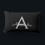 Zwarte Silver Modern Script Girly Monogram Naam Kussen<br><div class="desc">Zilver en zwart Monogram Voeg je eigen naam Lumbar Pillow. Dit maakt het perfecte zoete 16-jarige verjaardagscadeau,  bruiloft,  vrijgezellenfeest,  jubileum,  baby shower of vrijgezellenfeest voor iemand die van glamoureuze luxe en chique stijlen houdt.</div>