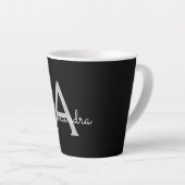 Zwarte Silver Modern Script Girly Monogram Naam Latte Mok (Rechterhoek)
