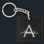 Zwarte Silver Modern Script Girly Monogram Naam Sleutelhanger<br><div class="desc">Zwart en zilver Eenvoudig Script Monogram Naam Sleutelhanger. Dit maakt het perfecte zoete 16-jarige verjaardagscadeau,  bruiloft,  vrijgezellenfeest,  jubileum,  baby shower of vrijgezellenfeest voor iemand die van glamoureuze luxe en chique stijlen houdt.</div>