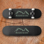 Zwarte skateboard van de Groene bergen<br><div class="desc">Een zwarte skateboard met groene bergen en aanpasbare tekst voor liefhebbers van wandelende en buitenavonturen!</div>
