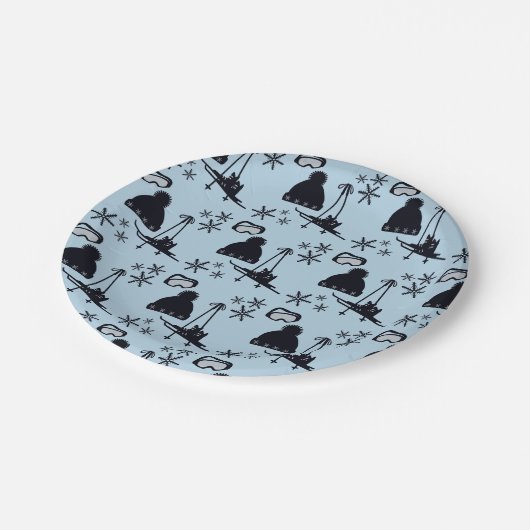 Zwarte ski-uitrusting & sneeuwvlokken op blauw papieren bordje (Gekanteld)