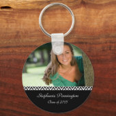 Zwarte sleutelhanger van witte zigzag afstuderen (Voorkant)