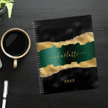 Zwarte smaragdgroene gouden agaat marmeren naam planner<br><div class="desc">Zwart smaragdgroen en faux goud,  geagd,  marmer stone print als achtergrond. Personaliseer en voeg jouw naam en een jaar toe. De naam wordt geschreven met een modern handgeschreven stijlmanuscript met letters.</div>