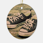Zwarte sneakers keramisch ornament (Links)