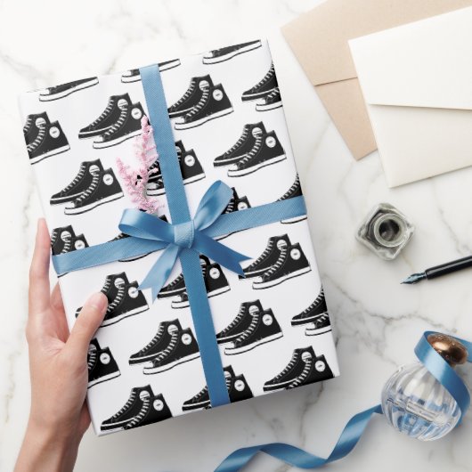 Zwarte sneakers op wit cadeaupapier (Geschenken)