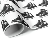 Zwarte sneakers op wit cadeaupapier (Rol Hoek)