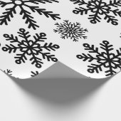 Zwarte sneeuwvlokken cadeaupapier (Hoek)