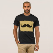 Zwarte snor op luiphuid t-shirt (Voorkant volledig)