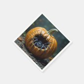 Zwarte spin kruipt uit een pompoen servet (Hoek)